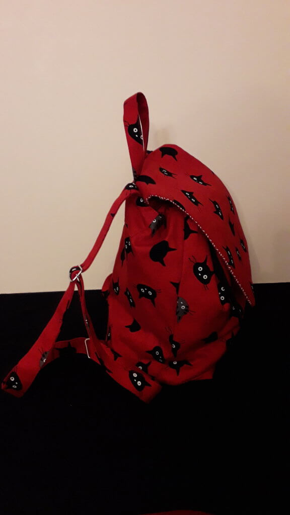 Sac à dos rouge aux chats noirs